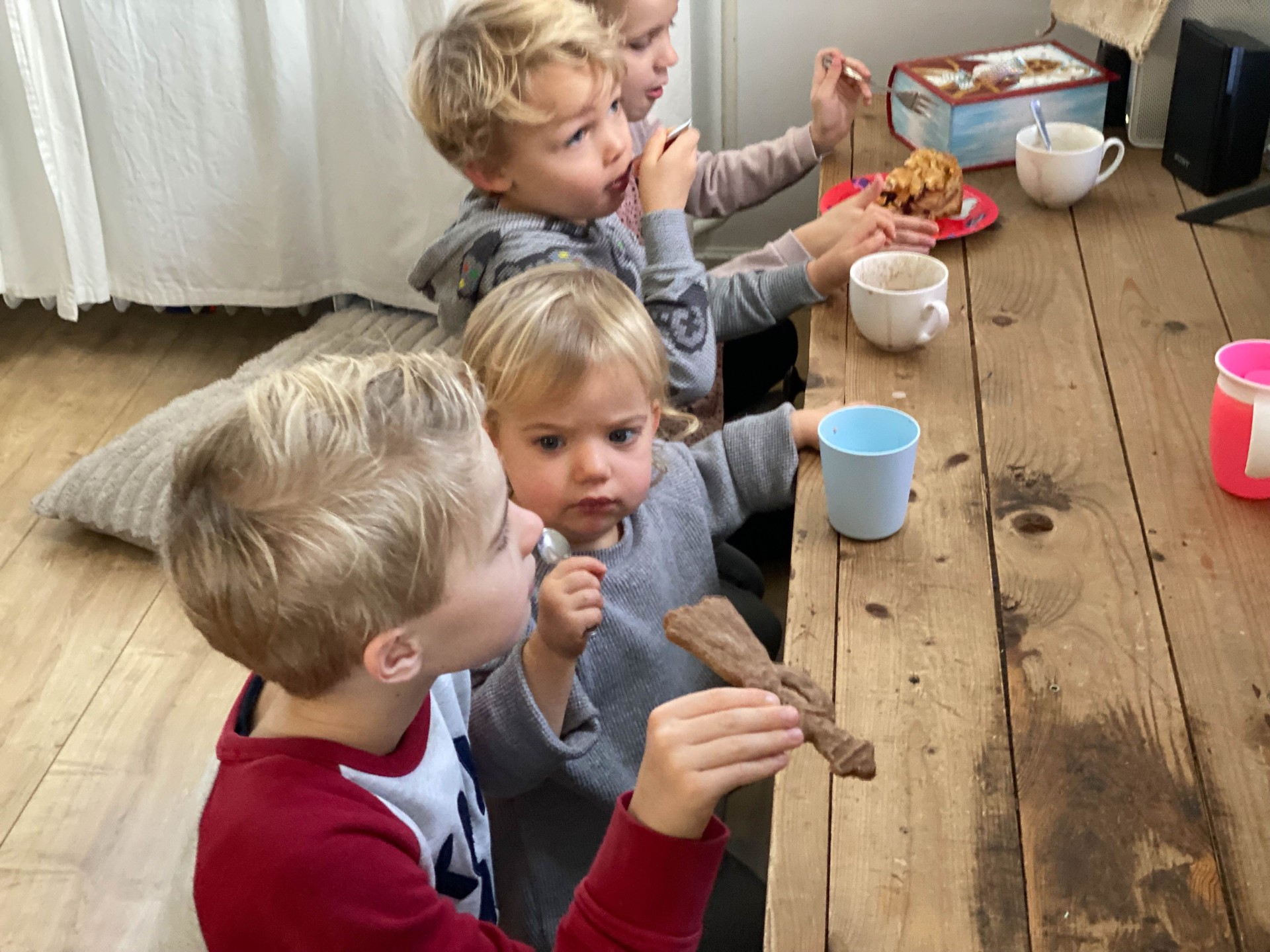 Kinder beim Fernsehen in Sinterklaas